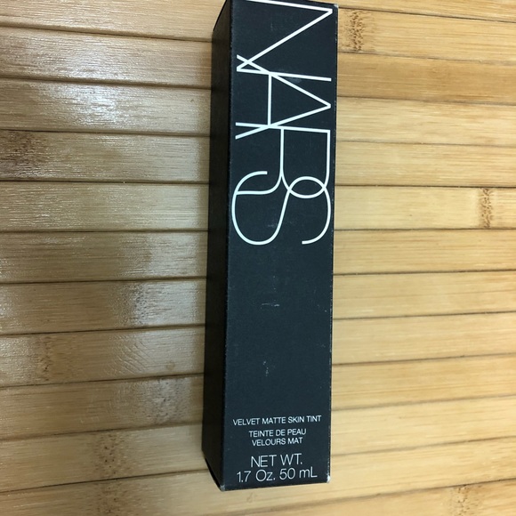 NARS velvet matte skin tint. Med/dark2 - Picture 5 of 5